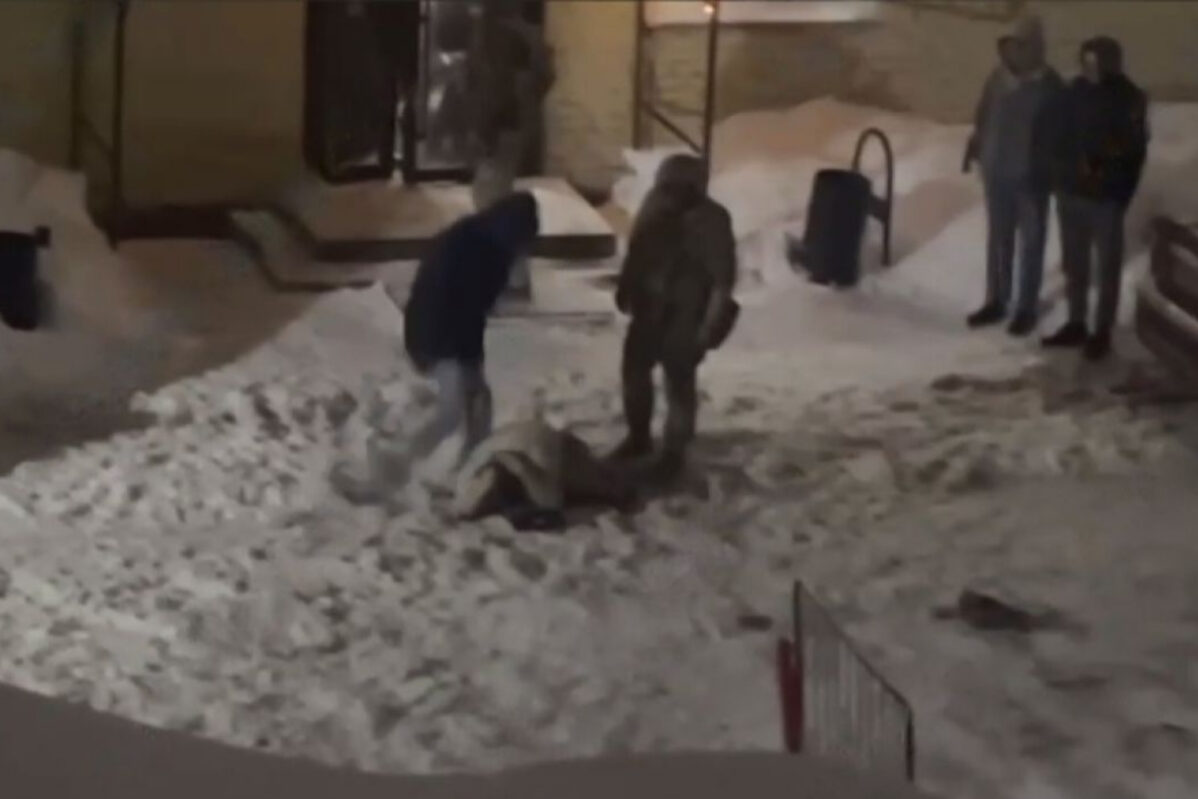 Полицейские в гражданской одежде избивают одного из посетителей ночного клуба «Типография», Тула, 18 февраля 2024 года