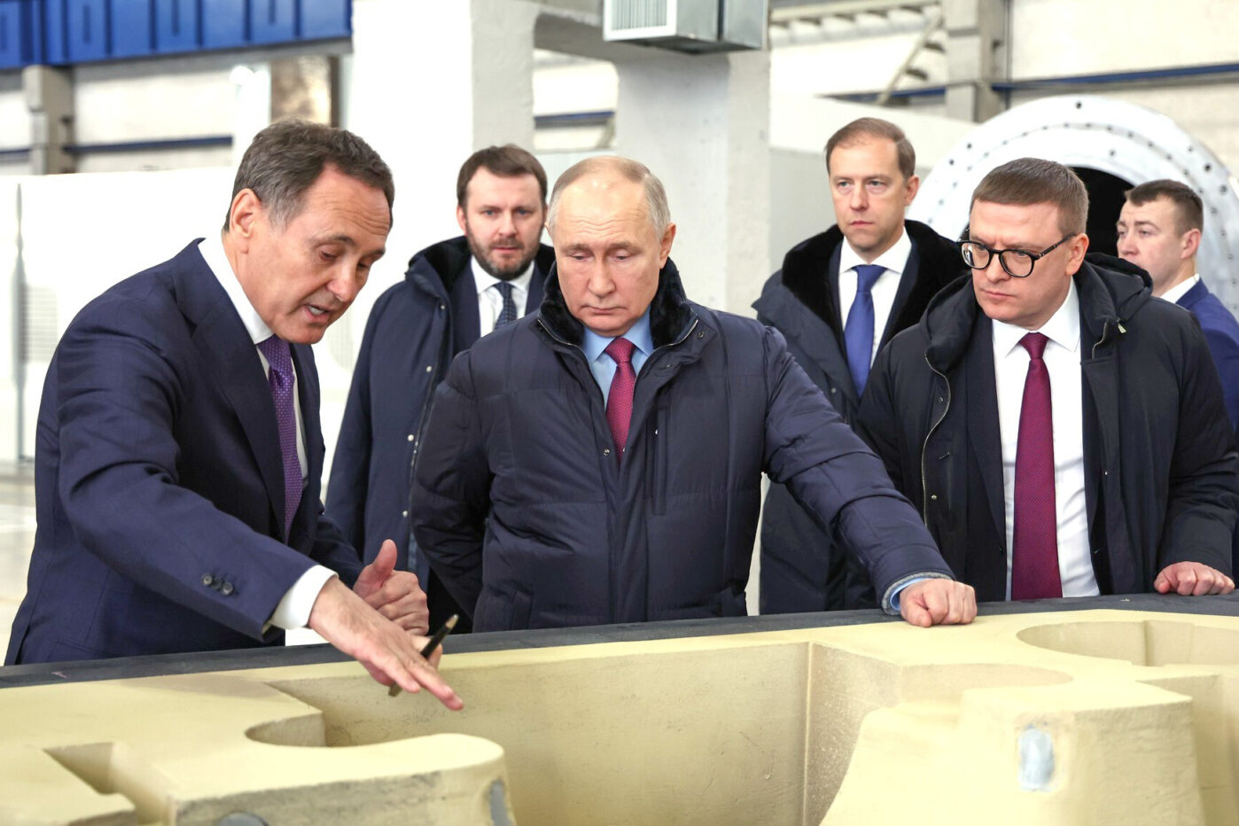 Владимир Путин во&nbsp;время осмотра производственной площадки в&nbsp;индустриальном парке «Станкомаш» в&nbsp;Челябинске