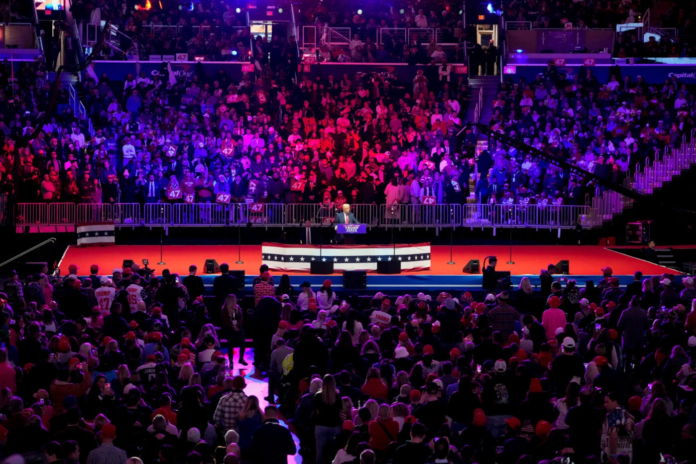 Дональд Трамп за&nbsp;день до&nbsp;своей инаугурации 20&nbsp;января 2025 выступает на&nbsp;митинге «Сделаем Америку снова великой» на&nbsp;Capital One Arena в&nbsp;Вашингтоне