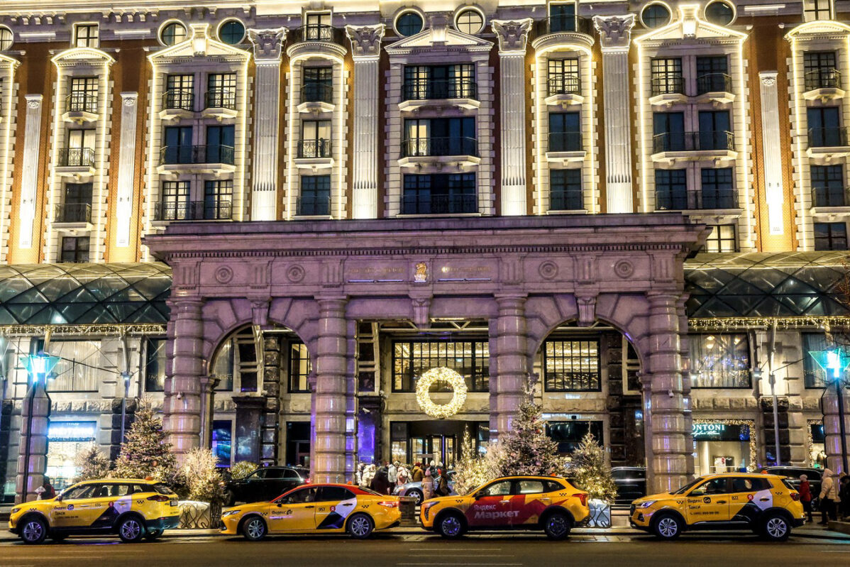 Такси выстраиваются в&nbsp;очередь перед отелем Ritz Carlton в&nbsp;центре Москвы