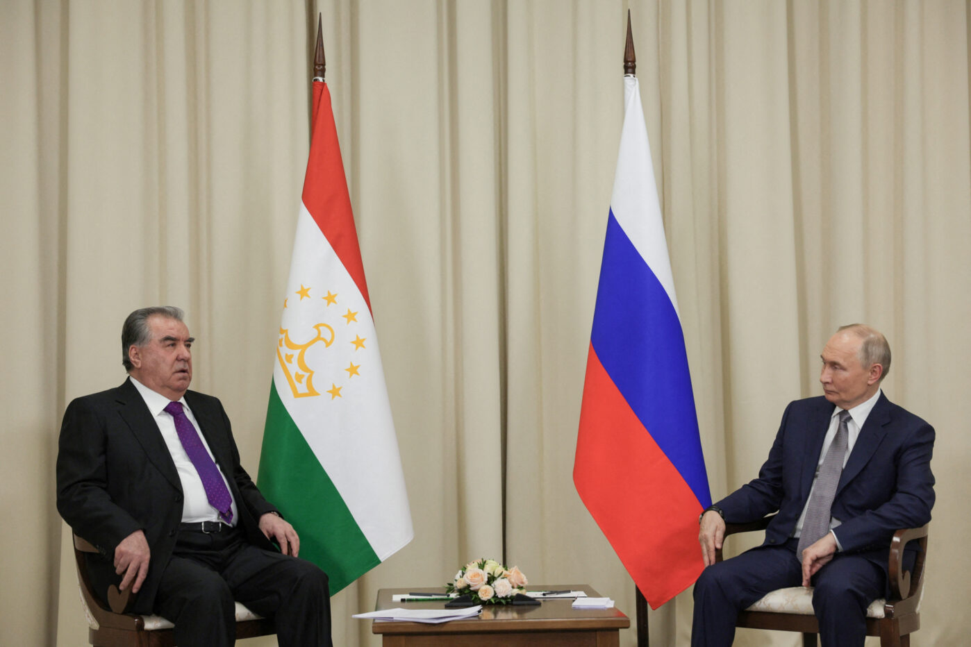 Президент России Владимир Путин и&nbsp;президент Таджикистана Эмомали Рахмон на&nbsp;встрече на&nbsp;курорте Игора в&nbsp;Ленинградской области