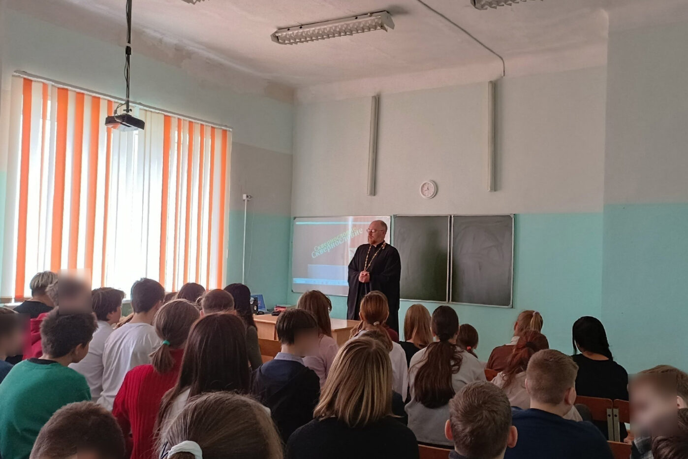 Клирик храма святого Спиридона Тримифунтского иерей Василий Зверев проводит беседу о&nbsp;вреде мата в&nbsp;смоленской школе