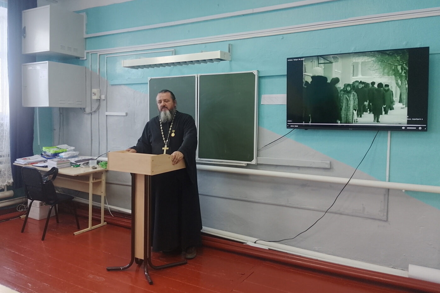 Настоятель районного храма Успения Божией Матери иерей Иоанн Цицей показывает ученикам старших классов МКОУ «Благодаровская СОШ» фильм «Не&nbsp;убий»