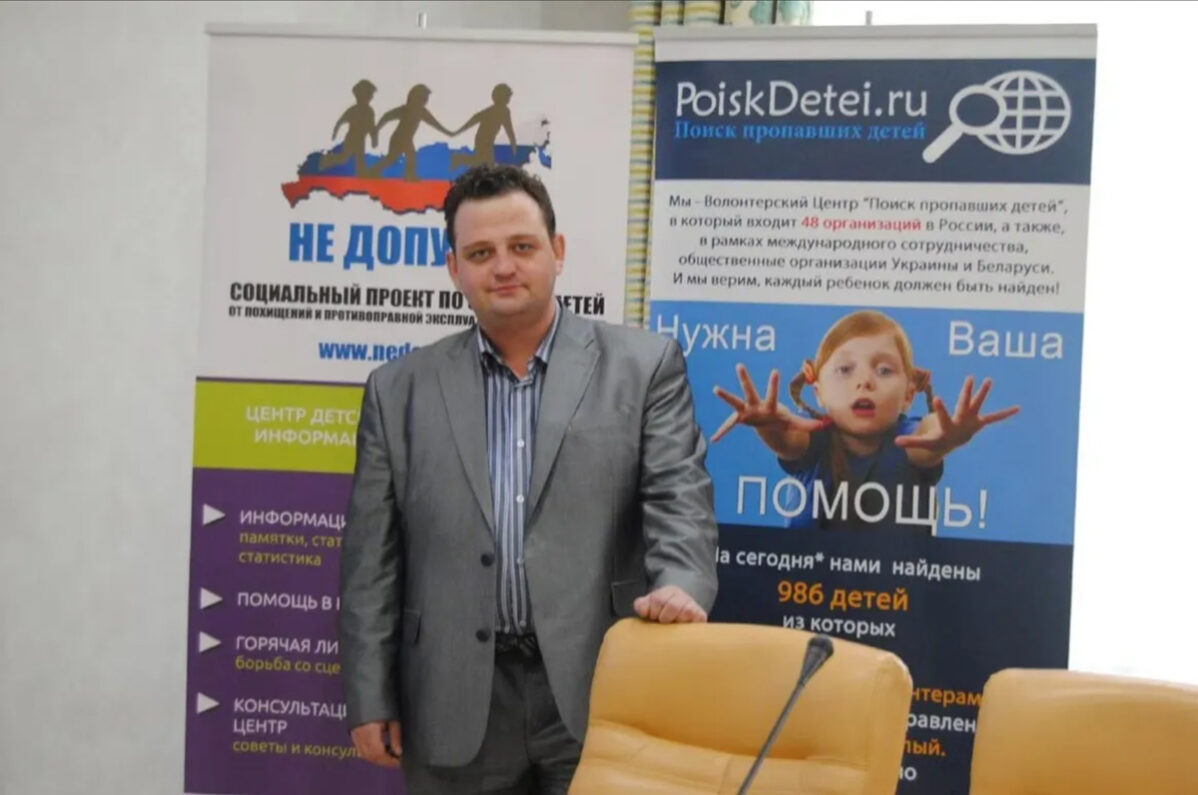Валентин Харламов в волонтёрском центре «Поиск пропавших детей»,