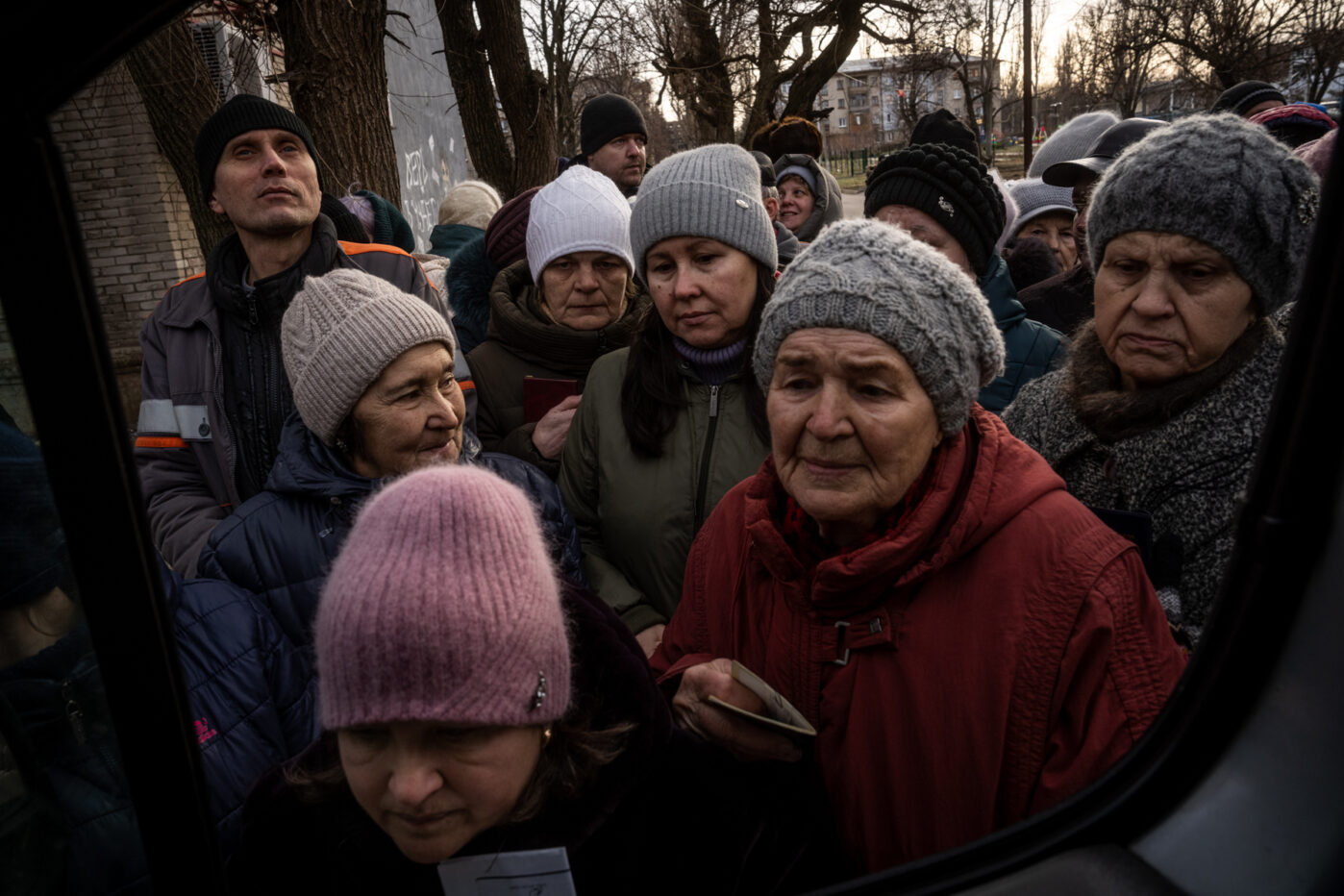Мирные жители получают гуманитарную помощь после ракетного удара по&nbsp;Николаевке