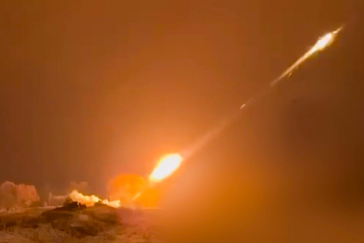 Российские военнослужащие ведут огонь из&nbsp;реактивных систем залпового огня «Солнцепек» в&nbsp;приграничных районах Курской области России