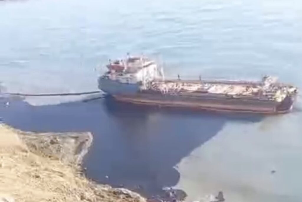 Шлейф мазута, вылившегося с&nbsp;танкера «Волгонефть 239»&nbsp;