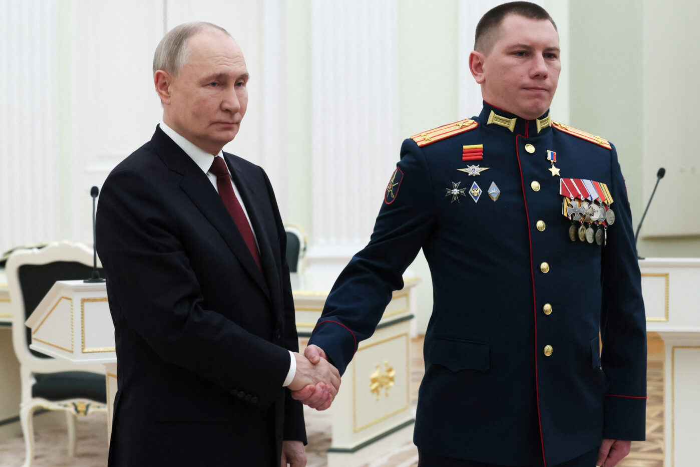 Владимир Путин вручает медаль «Золотая Звезда» Герою России военнослужащему во&nbsp;время церемонии в&nbsp;Кремле в&nbsp;Москве, Россия