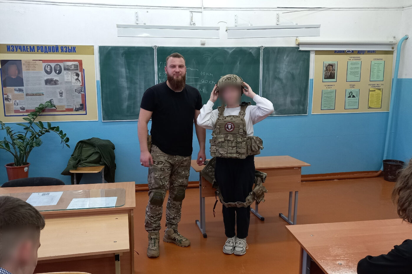 Никита Тухар во время проведения «мотивационной встречи» со школьниками