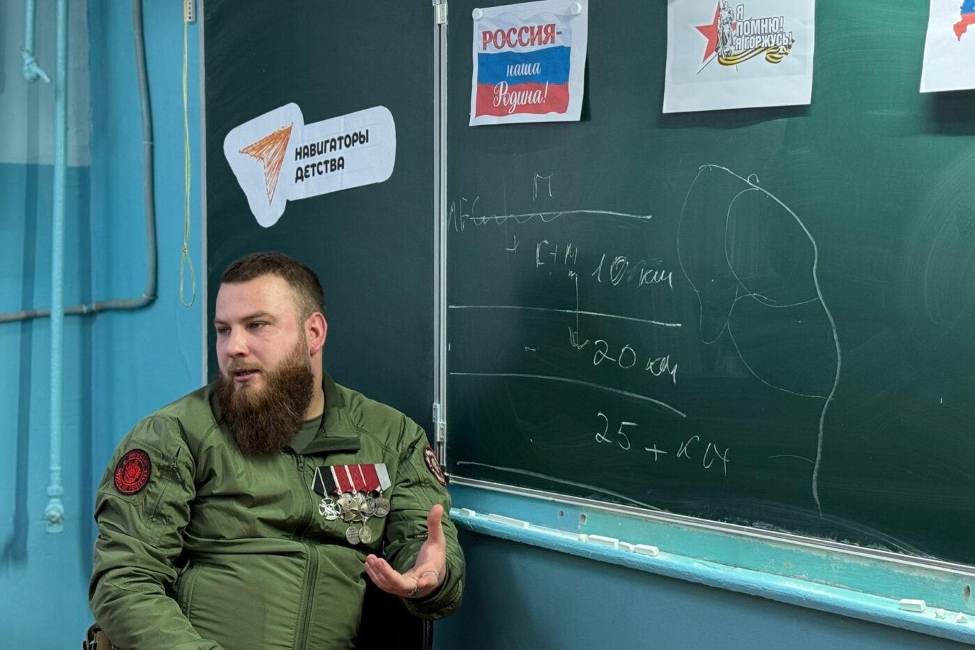 Никита Тухар во время проведения «мотивационной встречи» со школьниками