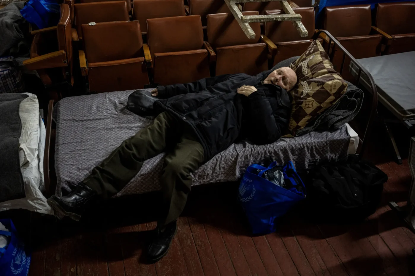 Мирный житель, эвакуированный с&nbsp;линии фронта в&nbsp;Покровске, спит в&nbsp;центре временного размещения в&nbsp;Павлограде