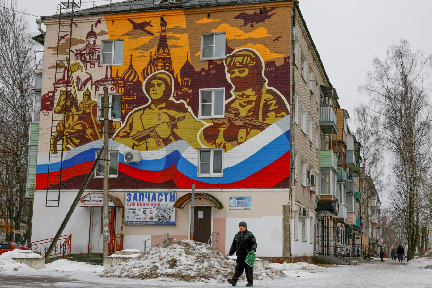 Жилой дом с&nbsp;муралом в&nbsp;поддержку российских вооруженных сил в&nbsp;Петушках, Владимирская область