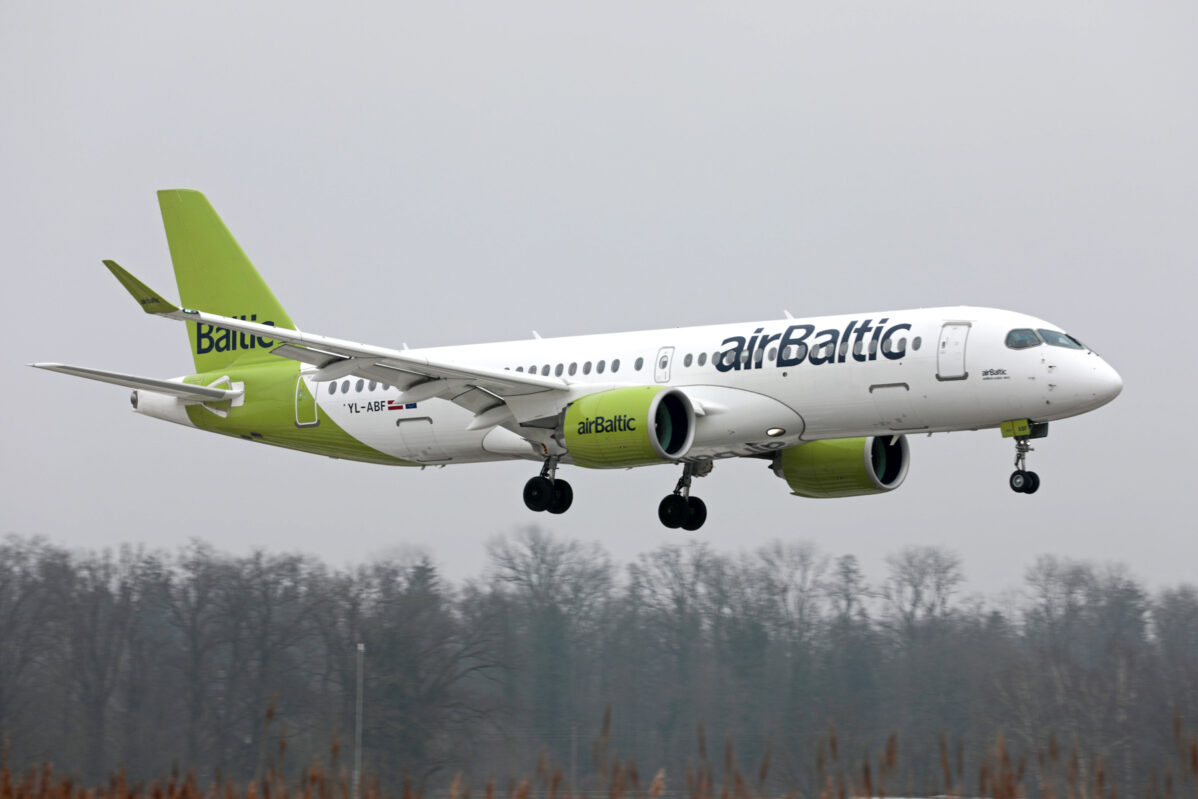 Пассажирский самолет Air Baltic совершает посадку в&nbsp;аэропорту Цюрих