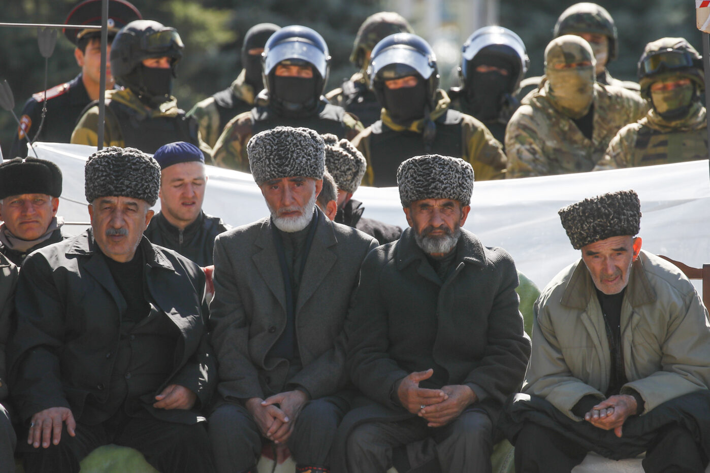 Протесты в Ингушетии, протестующие против нового соглашения об обмене землями, согласованного главами российских регионов Ингушетия и Чечня