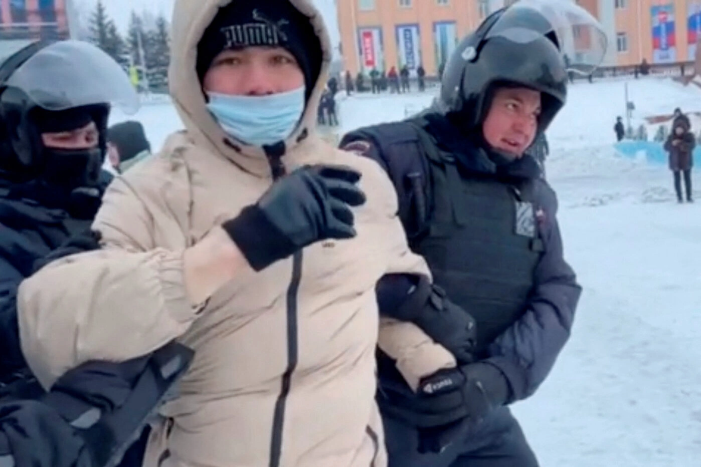 Протесты в Башкортостане в январе 2024 года, полиция задерживает демонстранта, протестующего против приговора суда