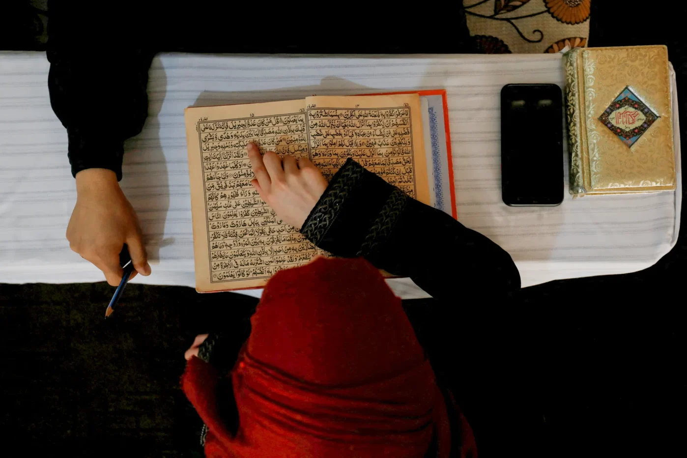 Афганская девочка читает Коран в&nbsp;медресе ( религиозной школе) в&nbsp;Кабуле, Афганистан