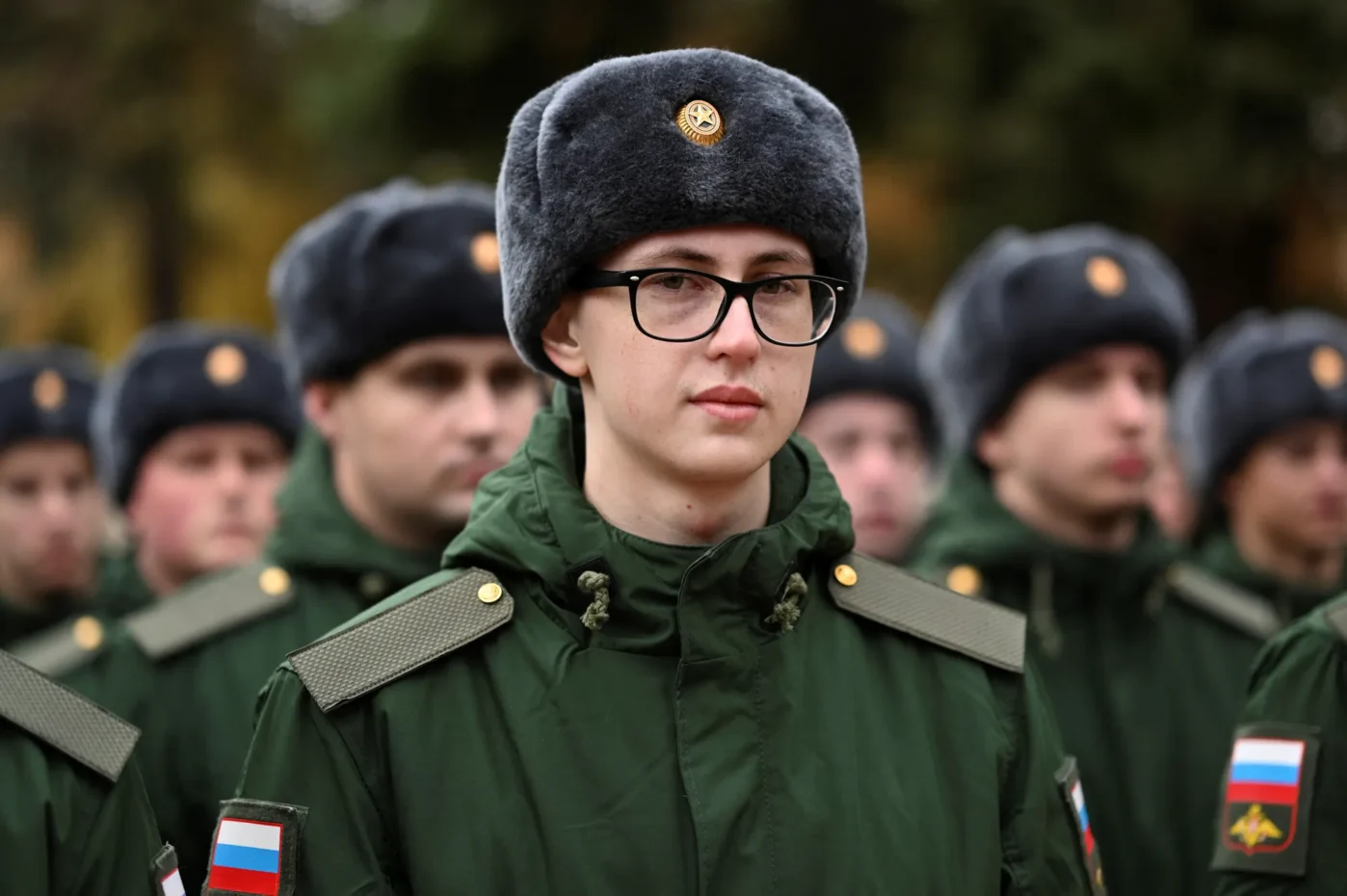 Российские призывники, призванные на&nbsp;военную службу во&nbsp;время осеннего призыва 2024, выстраиваются в&nbsp;очередь перед отправкой в&nbsp;​​гарнизоны