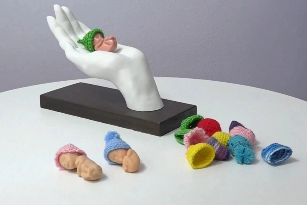 В женских консультациях появятся инсталляции в виде руки, держащей эмбрион