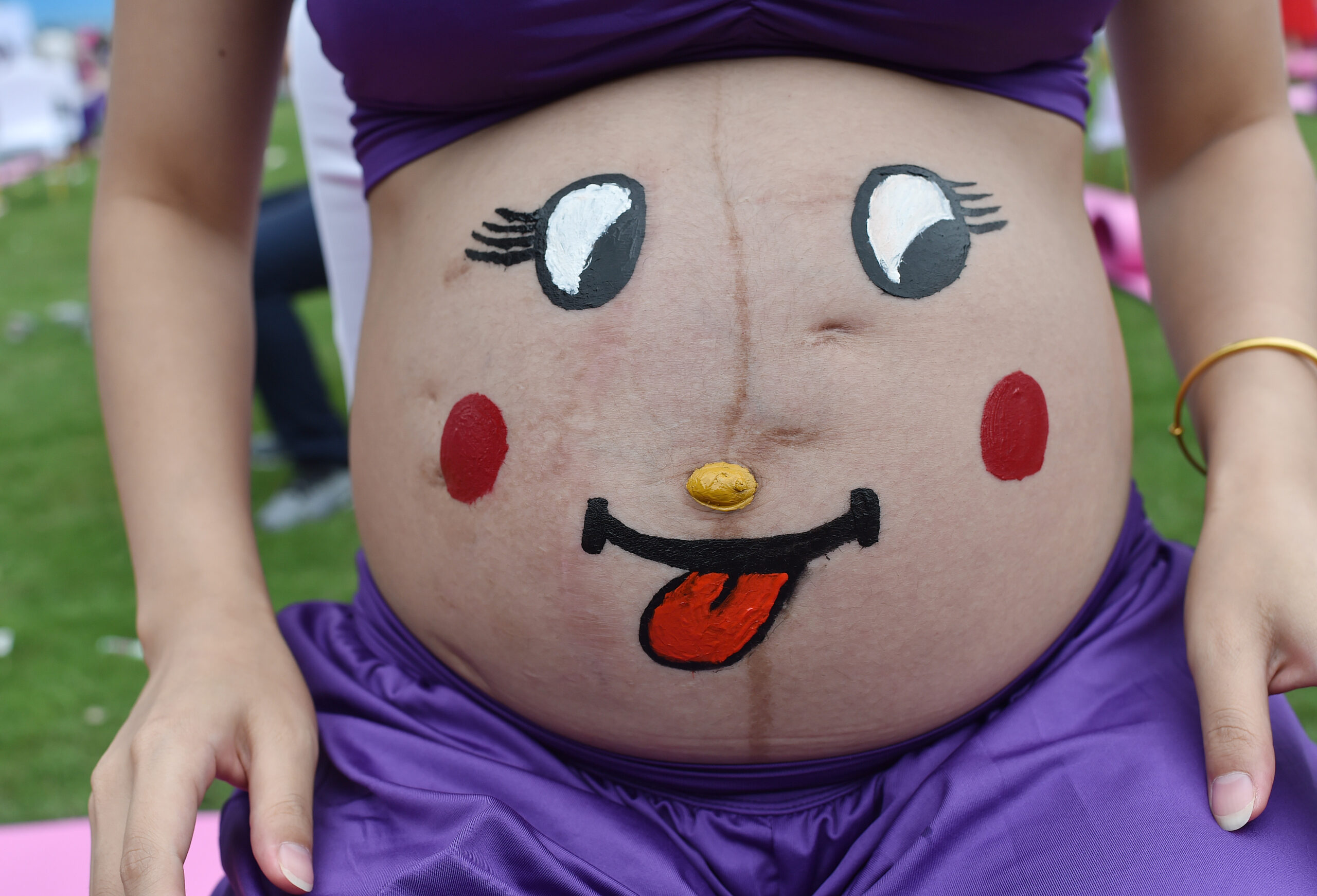 Власти Кемеровской области будут платить по 100 тысяч рублей беременным школьницам