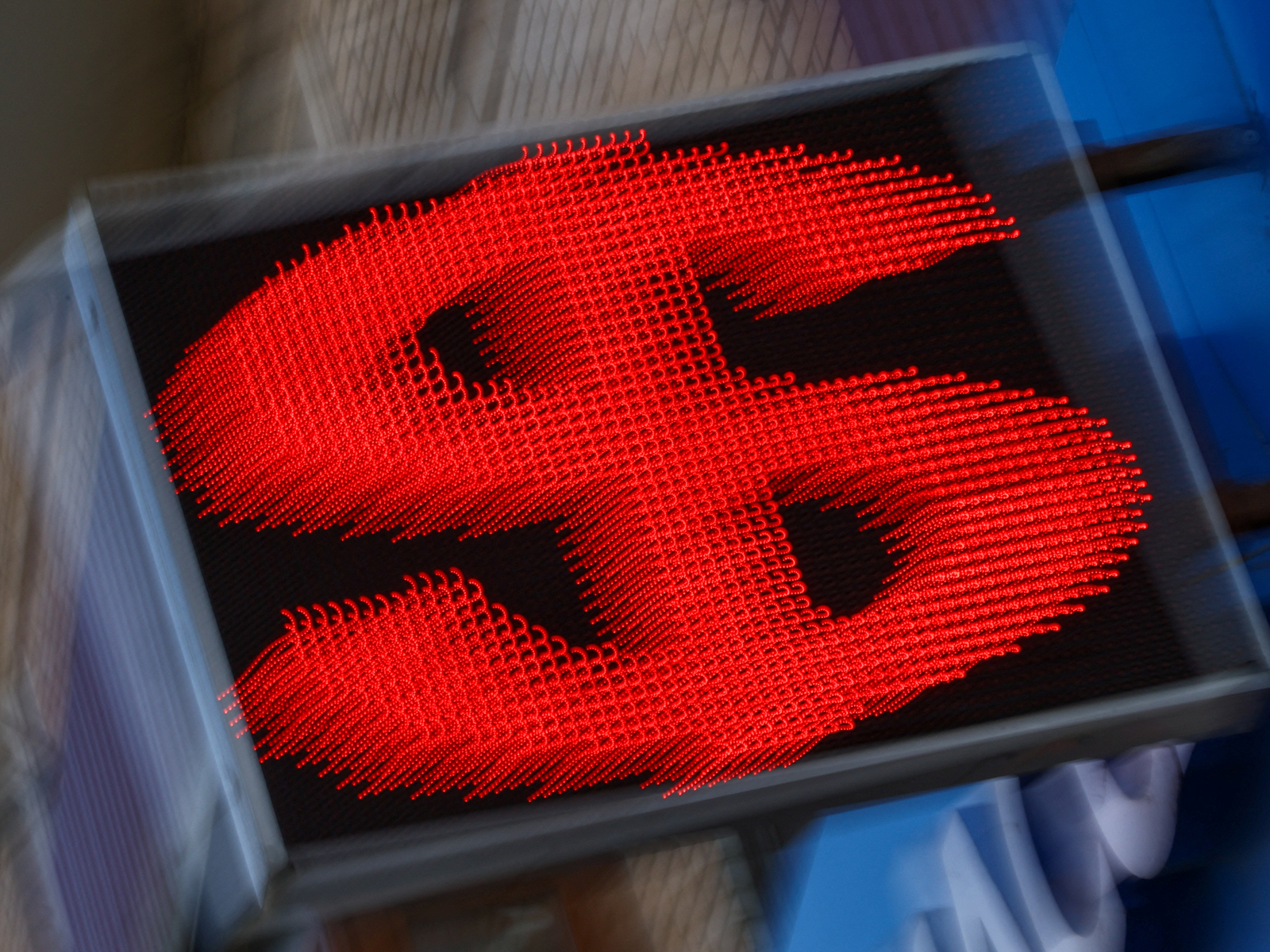 Курс доллара упал ниже 81 рубля