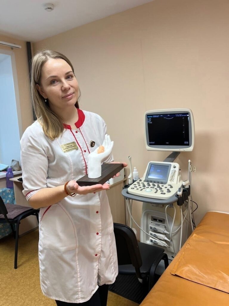 В женских консультациях появятся инсталляции в виде руки, держащей эмбрион