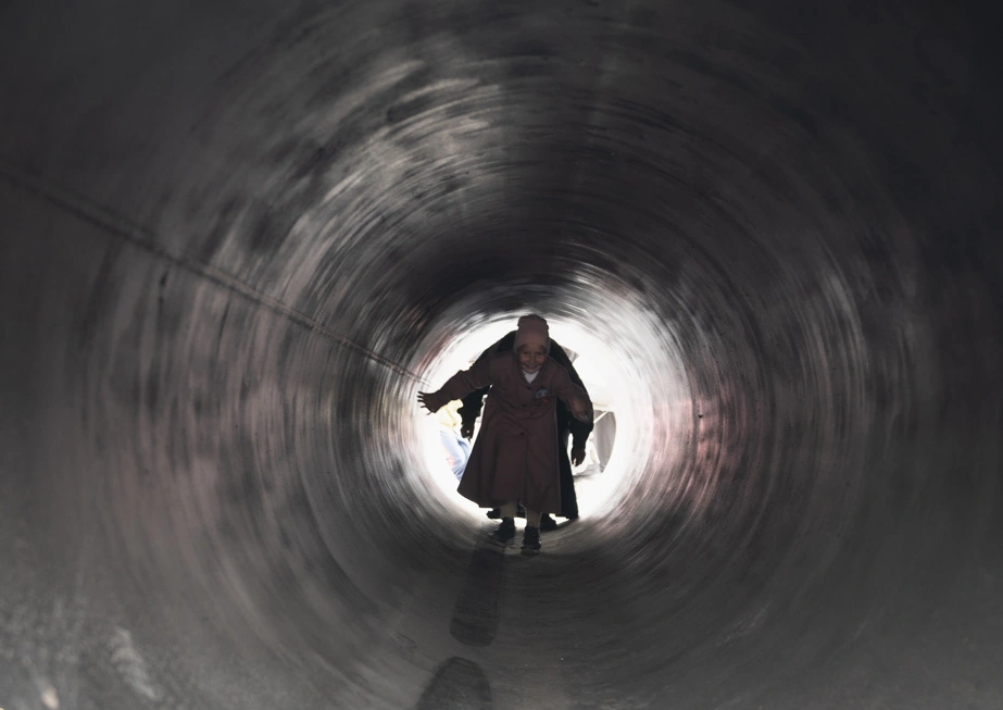 В Омской области возле кафедрального собора установили копию трубы, по которой российские военные проникли в Суджу во время операции «Поток»