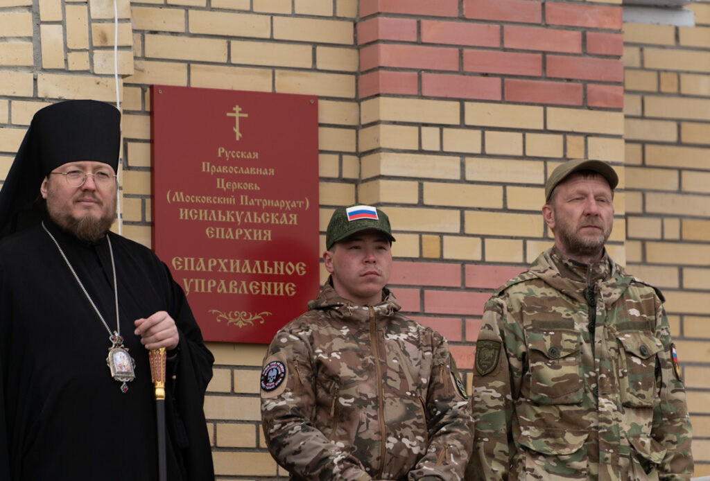 В Омской области возле кафедрального собора установили копию трубы, по которой российские военные проникли в Суджу во время операции «Поток»