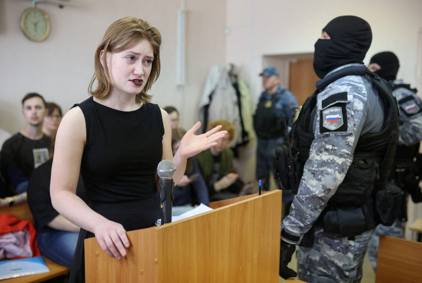 Активистка Дарья Козырева, обвиняемая в&nbsp;«дискредитации» армии, выступает с&nbsp;речью на&nbsp;судебном заседании 18&nbsp;апреля 2025 года в&nbsp;Санкт-Петербурге.