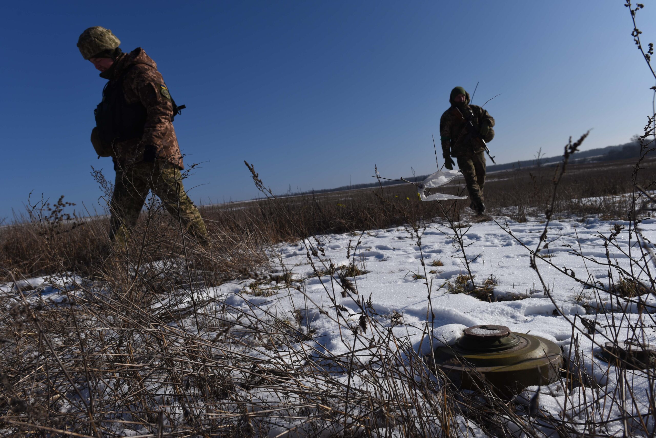 Противопехотные мины правозащитники считают негуманным и неизбирательным оружием. Однако страны ЕС и Украина выходят из Оттавской конвенции, запрещающей их применение