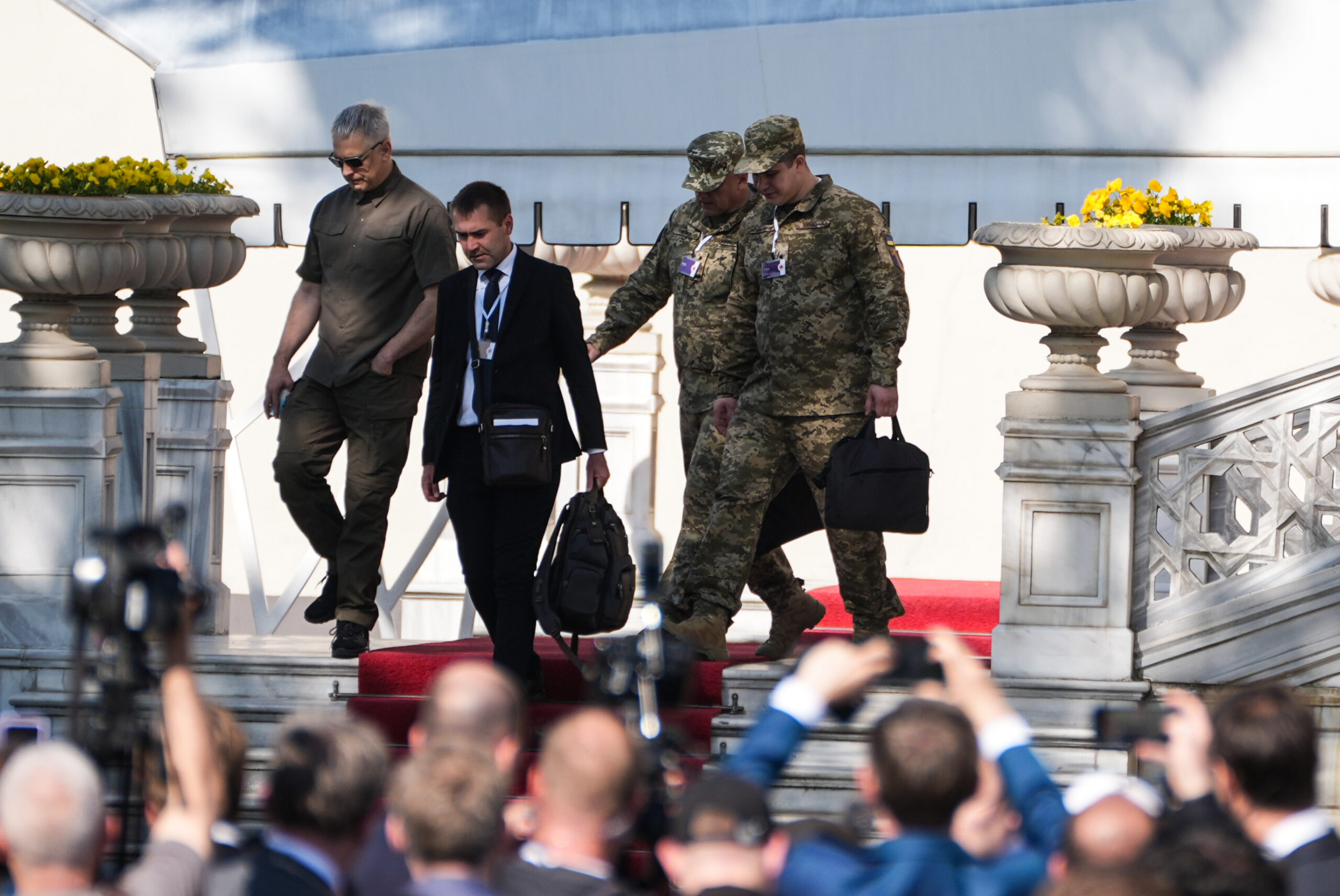 Украинская делегация после переговоров покидает дворец Чыраган в Стамбуле