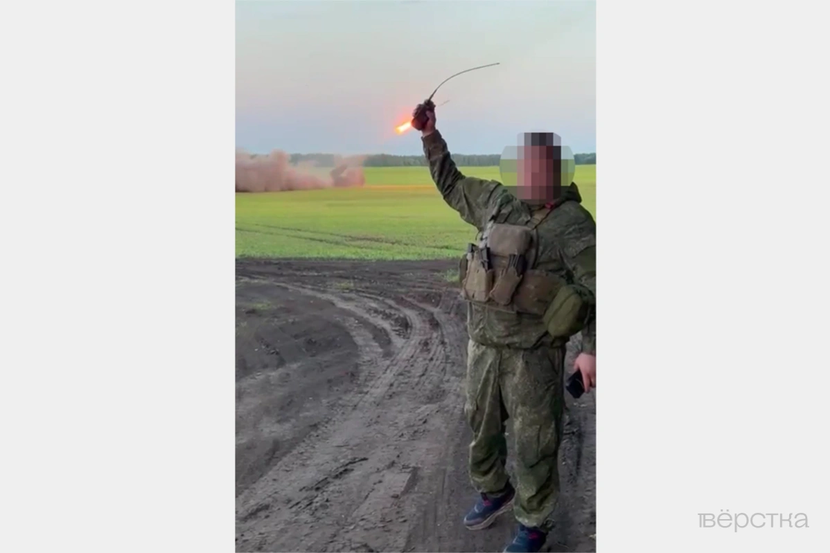 Военный с заблюренным лицом с криком «За «Лесту» дает команду к залпу из орудий