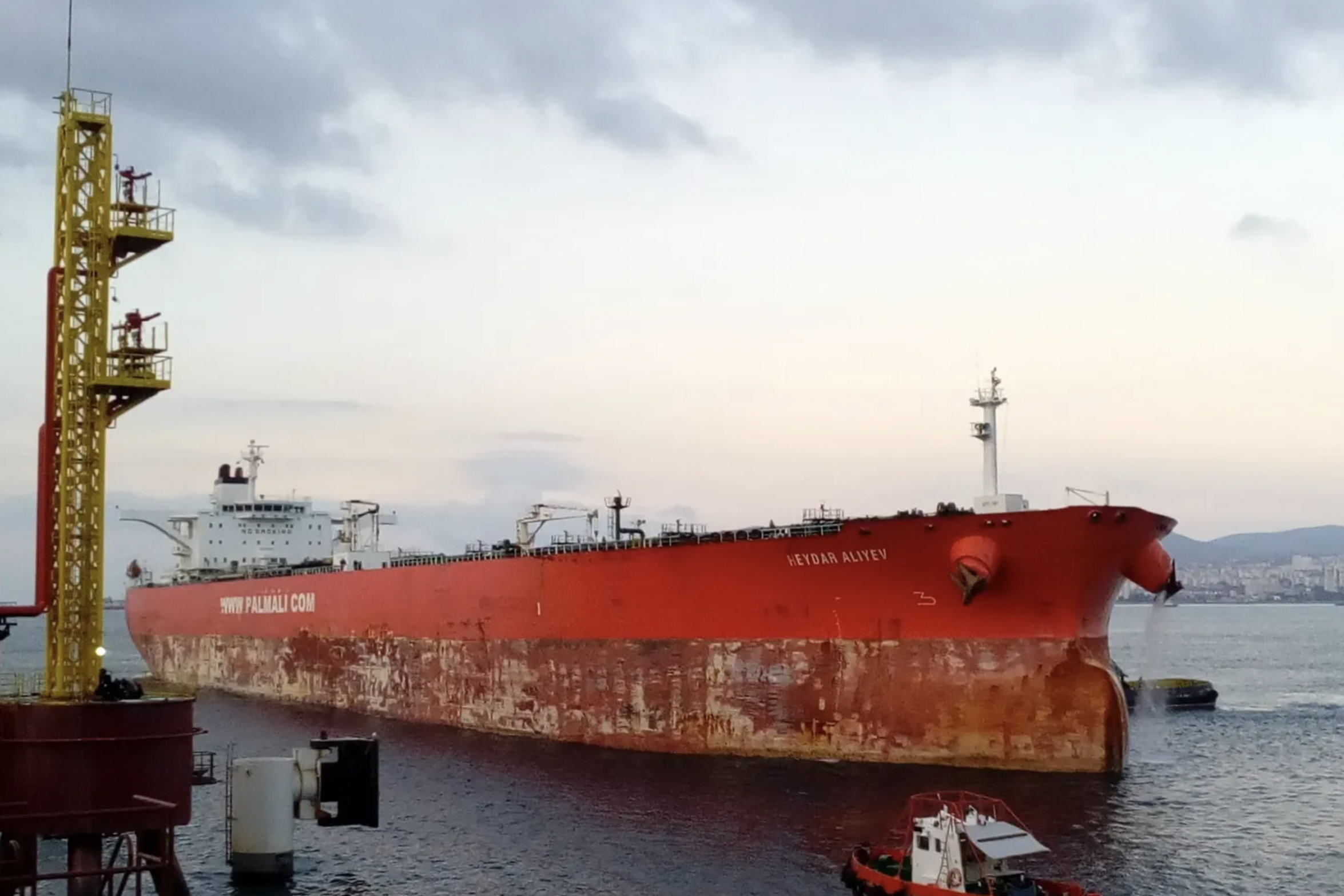 В Оманском заливе, неподалёку от Ормузского пролива, загорелся нефтяной танкер Adalynn