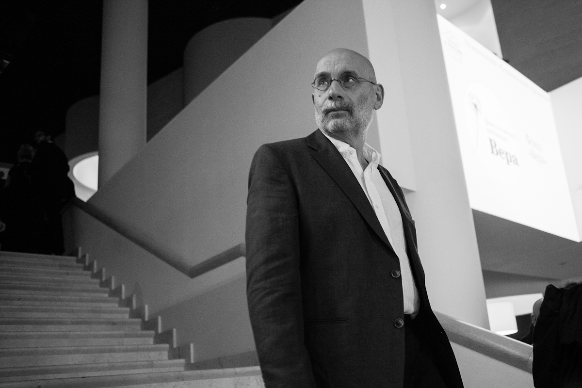 Суд заочно приговорил писателя Бориса Акунина к 14 годам колонии