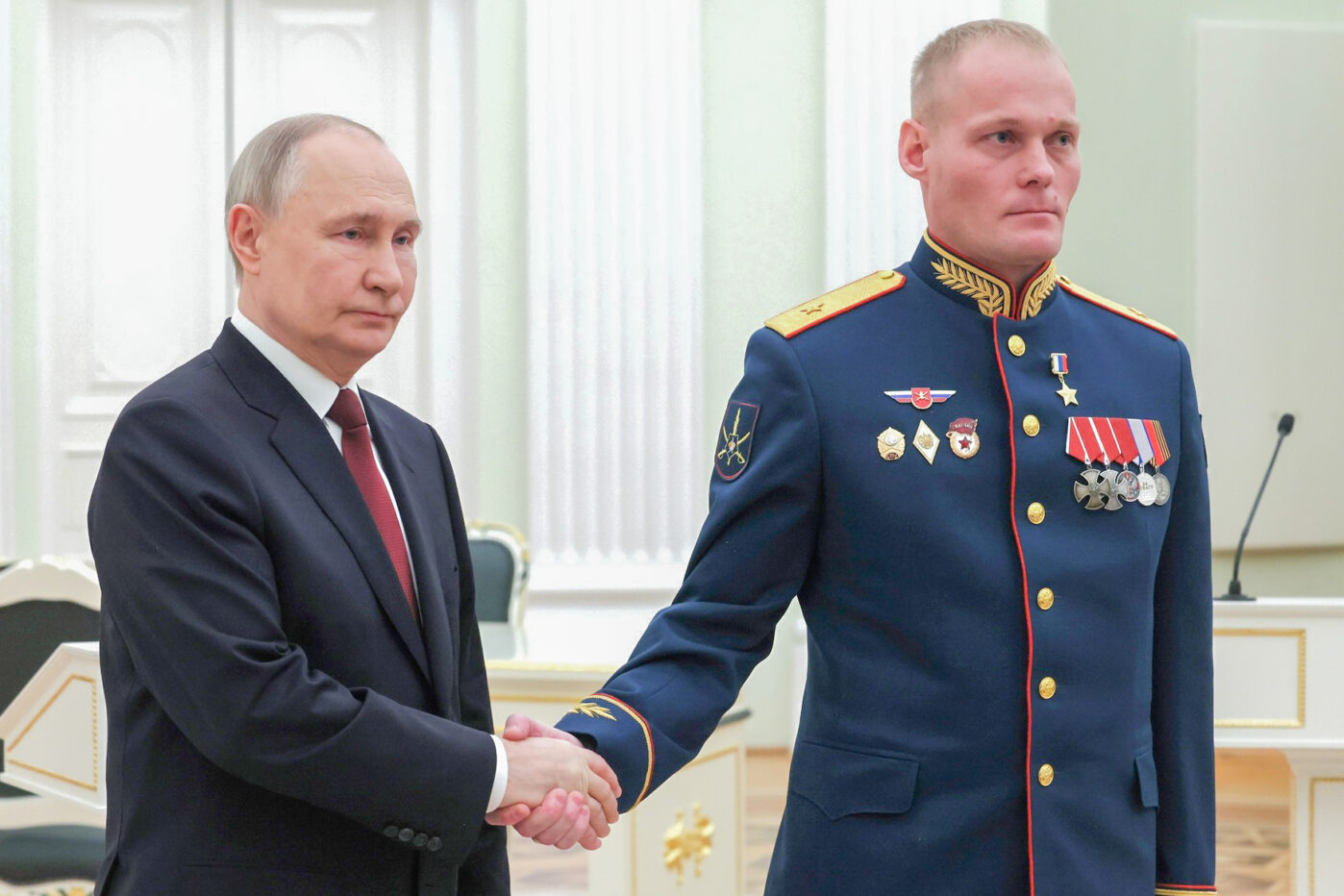 Путин во время вручения генерал-майору Андрею Буйлову награды Герой России