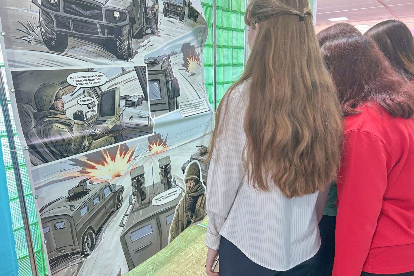 Комиксы про участников «СВО»: школьницы на открытии передвижной выставки «Герои спецоперации» от факультета анимации университета «Синергия» в Kaзанской школе Баганского района