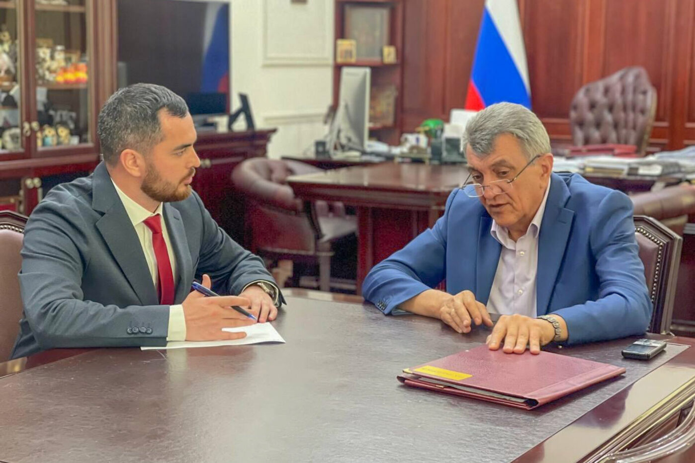 Гвардии майор Юрий Абаев на встрече с главой республики Северная Осетия Сергеем Меняйло