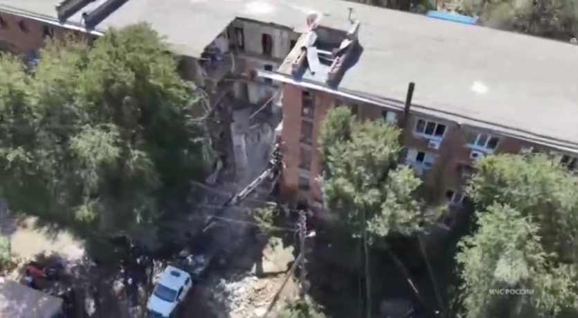 В Астрахани обрушился подъезд аварийной пятиэтажки