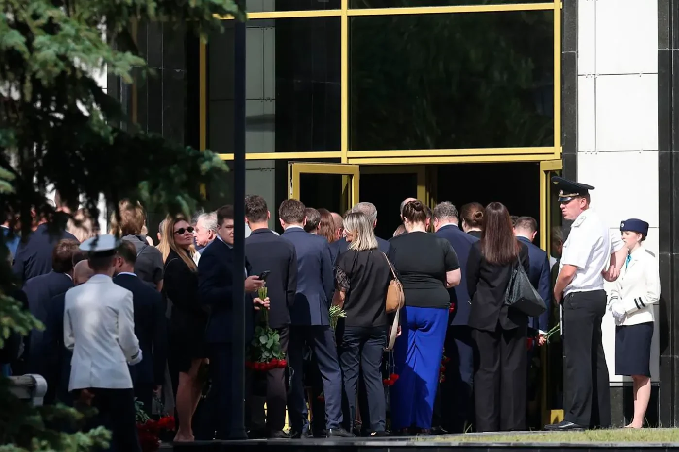 Близкие и&nbsp;коллеги перед прощанием с&nbsp;Романом Старовойтом на&nbsp;входе в&nbsp;Центральную клиническую больницу № 1 в&nbsp;Москве, 10 июля 2025 года