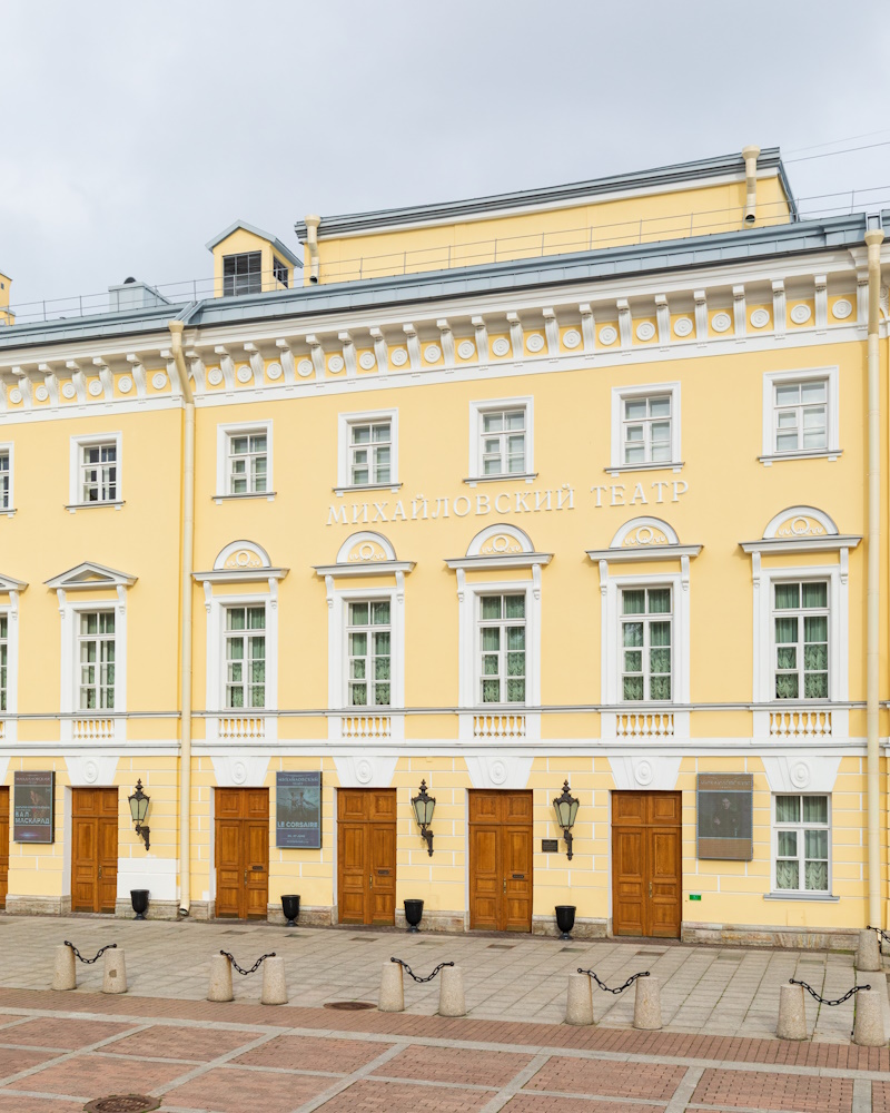 Владимира Кехмана, директора МХАТ и худрука Михайловского театра в Санкт-Петербурге, обвиняют в растрате