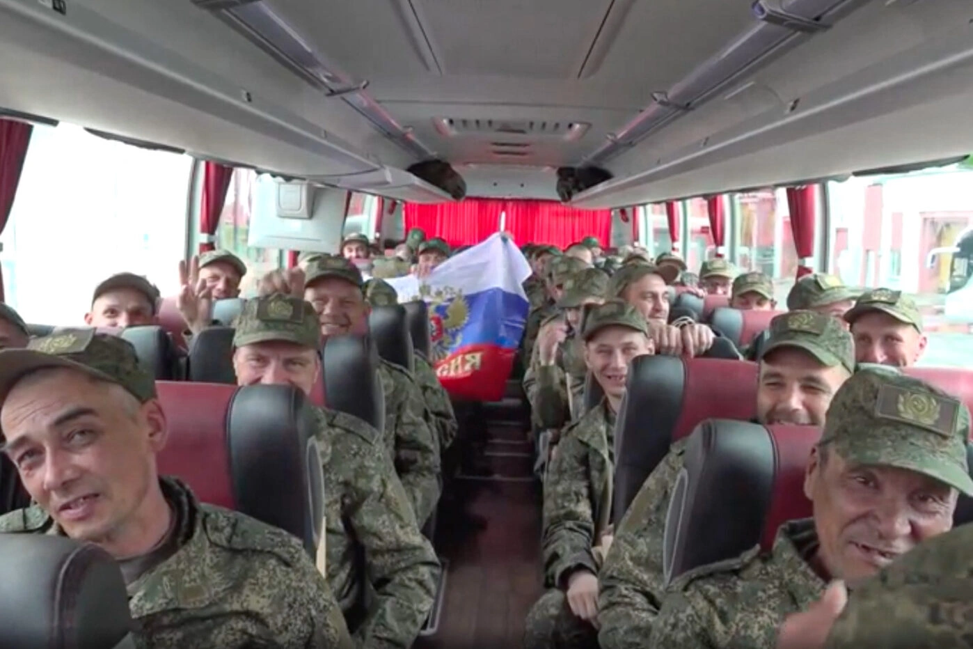 Обмен пленными в&nbsp;рамках стамбульских договорённостей. Вернувшиеся из&nbsp;плена российские солдаты в&nbsp;конце мая 2025 года