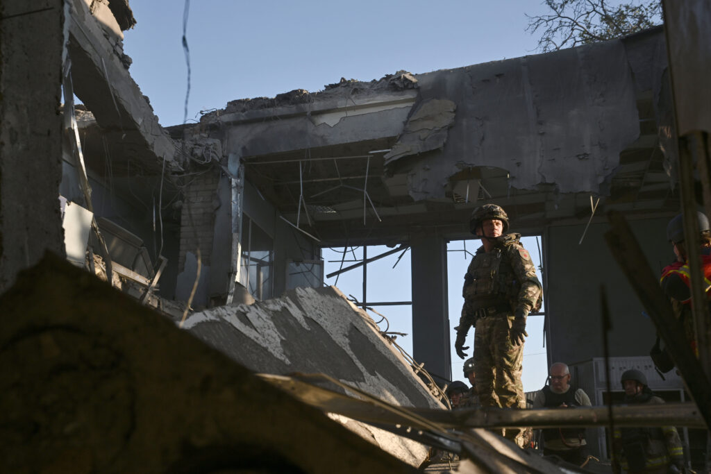 Как может выглядеть перемирие в&nbsp;Украине, если Путин и&nbsp;Трамп о&nbsp;нём договорятся, а&nbsp;Зеленский согласится на&nbsp;их условия?