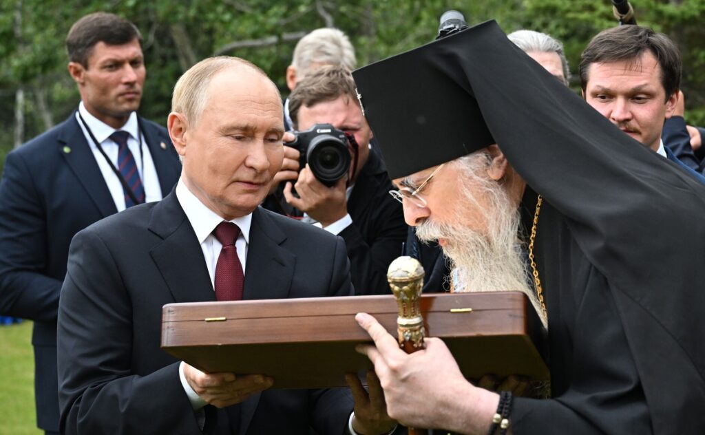 После саммита с&nbsp;Трампом Путин встретился с&nbsp;православным архиепископом Аляски Алексием и&nbsp;они подарили друг другу иконы Германа Аляскинского