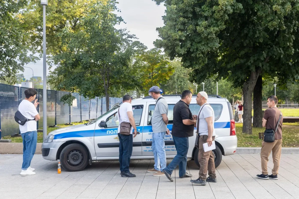 Проверка документы у мигрантов возле ВДНХ в Москве
