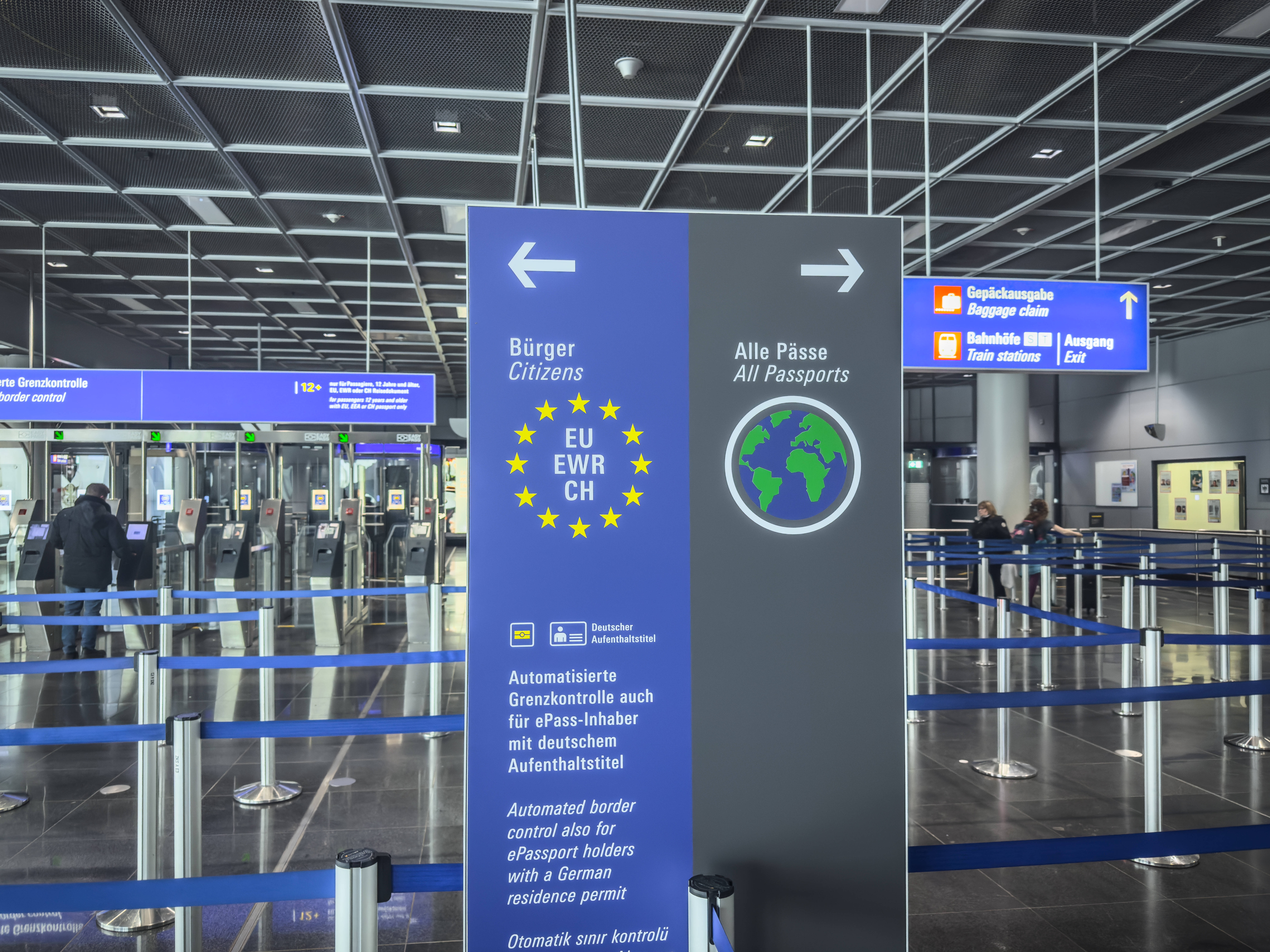 Германия добивается от других стран ЕС ужесточения визовой политики по отношению к россиянам