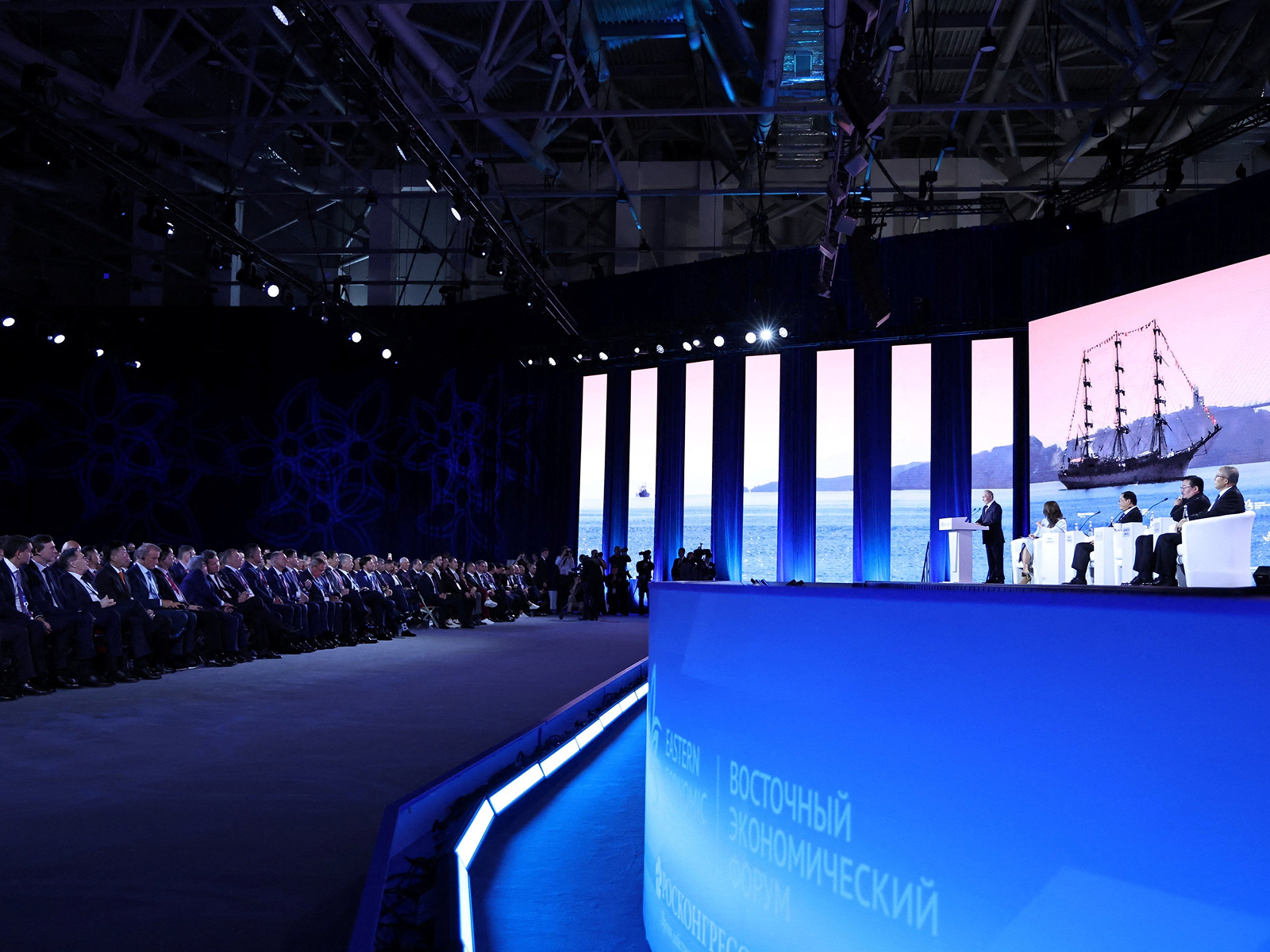 Греф в ходе ВЭФ заявил о стагнации и переохлаждении российской экономики