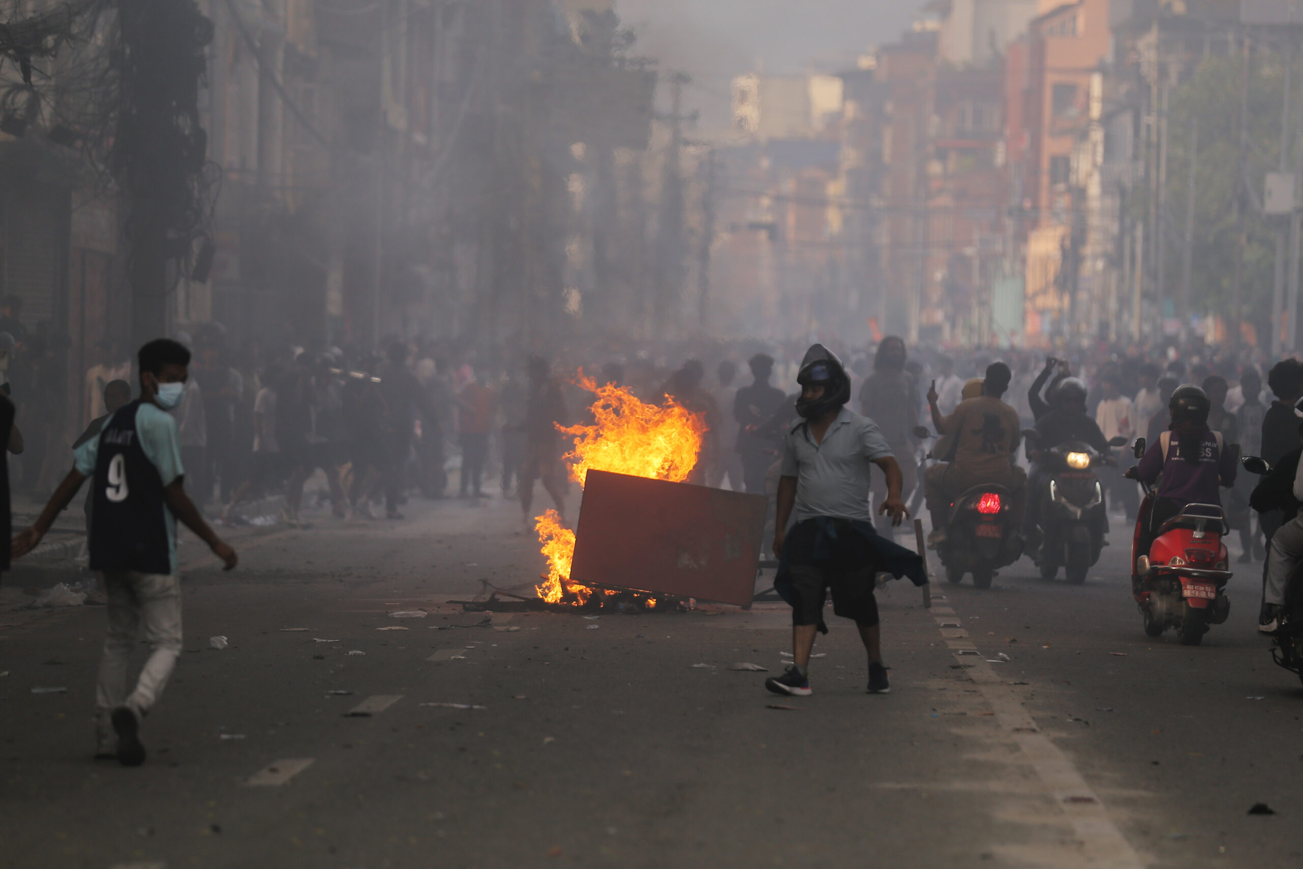 В Катманду молодые люди протестуют против блокировки соцсетей