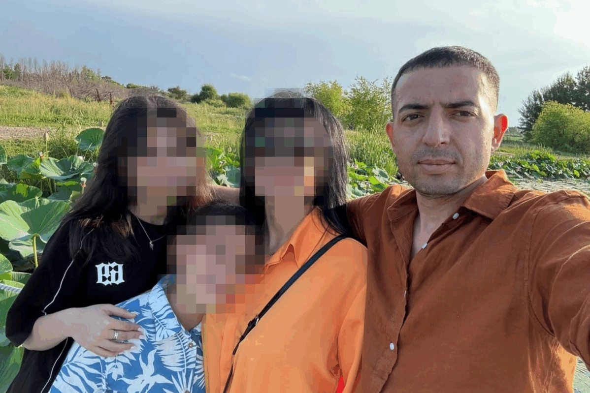 Из&nbsp;прифронтовых районов уезжают местные юноши. Зато там много военных. С&nbsp;ними заводят отношения местные школьницы, однако эти связи заканчиваются не&nbsp;всегда хорошо