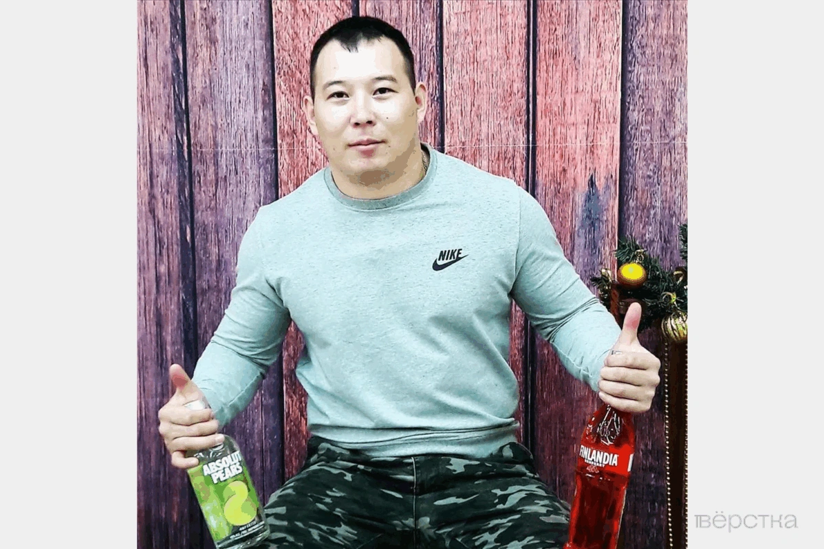 Из&nbsp;прифронтовых районов уезжают местные юноши. Зато там много военных. С&nbsp;ними заводят отношения местные школьницы, однако эти связи заканчиваются не&nbsp;всегда хорошо