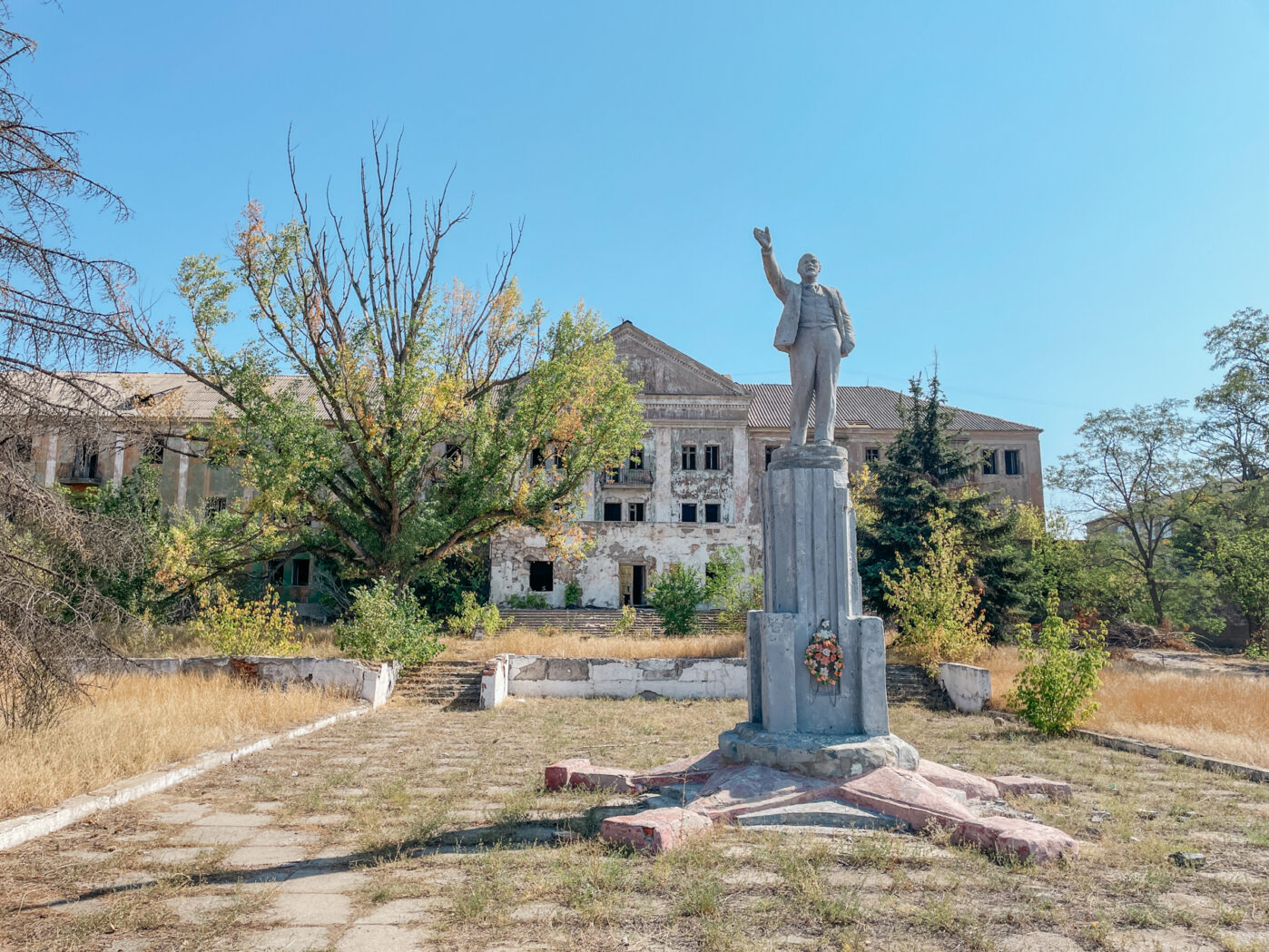 Памятник Ленину и&nbsp;заброшенное здание в&nbsp;Зугрэсе Донецкой области