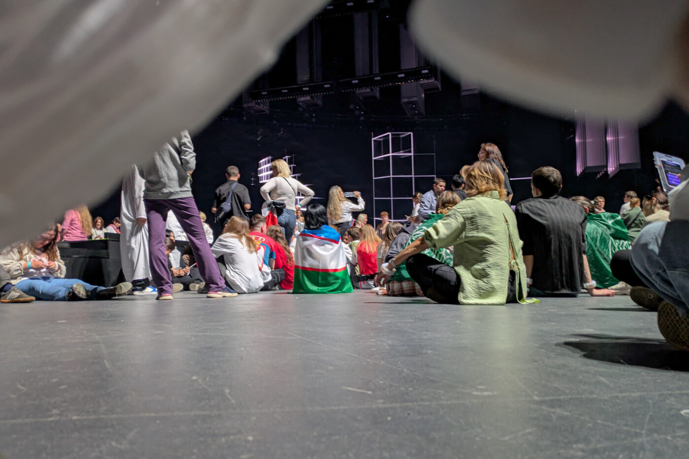 Участники массовки «Интервидения» сидят в&nbsp;съемочном павильоне в&nbsp;ожидании съемки очередного дубля